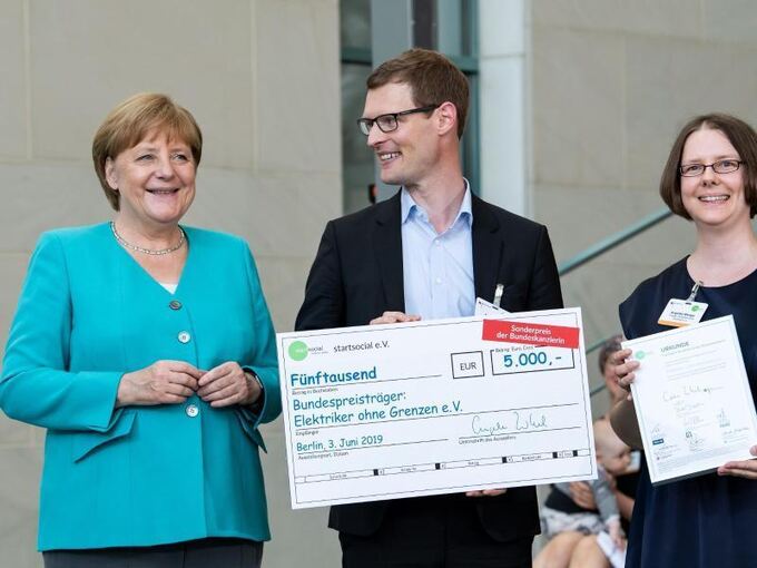 Angela Merkel zeichnet Projekt «Elektriker ohne Grenzen» aus