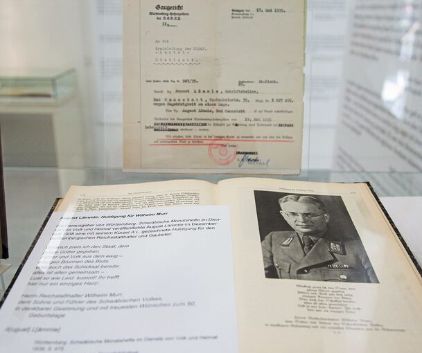 Der Lobgesang von August Lämmle auf den NSDAP-Gauleiter Wilhelm Murr (links). Der Ausstellungsmacher Stephan Molitor und der Archivleiter Peter Müller vor dem Schaukasten mit Materialien über August Lämmle.Fotos: Holm Wolschendorf