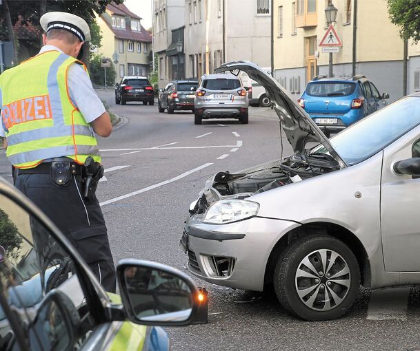 Ein Polizist nimmt den Unfall auf, der sich gestern Morgen in Pleidelsheim ereignete.Foto: Alfred Drossel