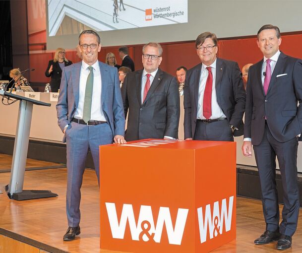 Der Vorstand von Wüstenrot & Württembergische musste sich einigen kritischen Fragen stellen: Michael Gutjahr, Jens Wieland, Jürgen Steffan und Vorsitzender Jürgen Junker (von links).Foto: Holm Wolschendorf