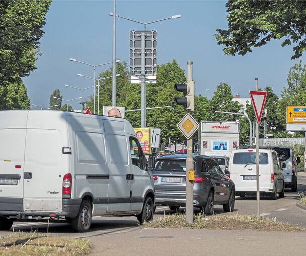 Verstopfte Schwieberdinger Straße: Nach 2016 und 2017 wird derzeit der dritte Abschnitt saniert, 2020 folgt der letzte Teil.Foto: Holm Wolschendorf