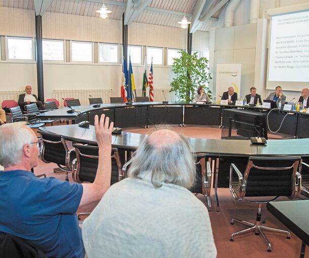 Wie geht es mit Schwieberdingen weiter? Bei einem Bürgerhearing stellen sich im Ratssaal Entscheidungsträger den Fragen. Foto: Holm Wolschendorf