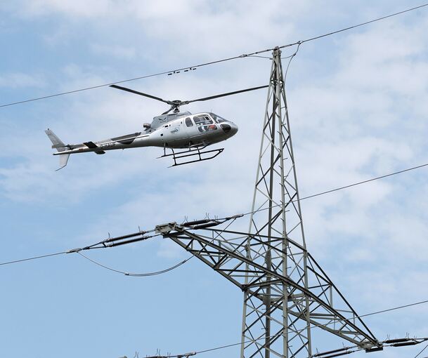 Nur wenige Meter trennen den Hubschrauber von der Stromleitung.