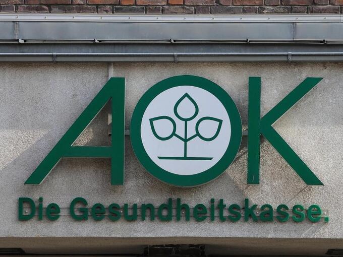 Das Logo der AOK ist auf einem Gebäude zu sehen