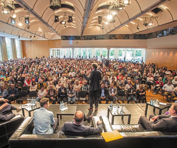 Fast 1000 Besucher im Bürgersaal und 300 weitere über eine Liveübertragung im Internet verfolgen die Diskussion der OB-Kandidaten. Fotos: Holm Wolschendorf