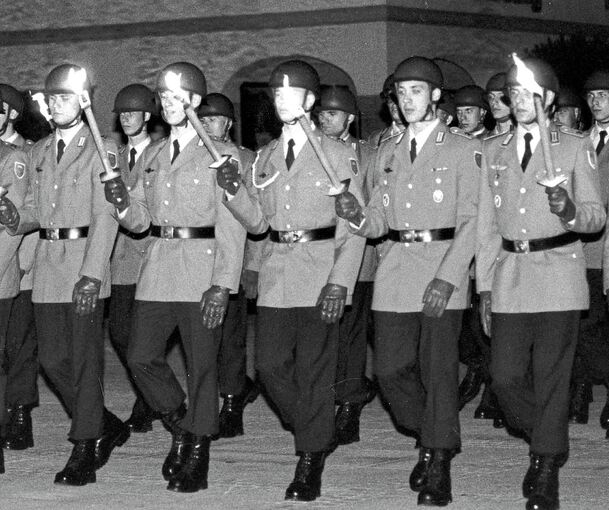 250 Mitglieder der Fallschirmjäger sowie Militärmusiker marschieren am 6. Mai 1994 beim Großen Zapfenstreich mit Fackeln über den Marktplatz.Fotos: LKZ-Archiv
