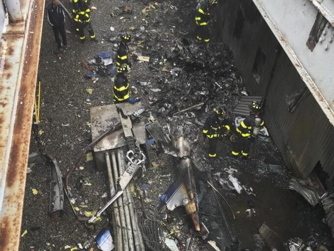 Helikopter stürzt im Zentrum Manhattans auf Hochhaus Helikopter stürzt im Zentrum Manhattans auf Hochhaus