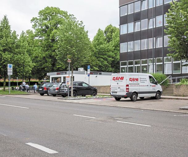 Die Haltestelle an der Agentur für Arbeit wird wegen einer Zufahrt verlegt.Fotos: Holm Wolschendorf