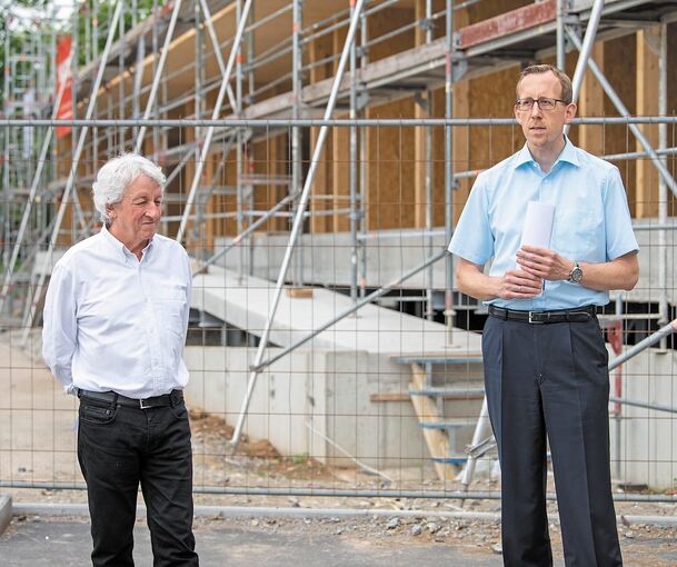 Architekt Albrecht Scheible (links) und Bürgermeister Torsten Bartzsch.Fotos: Christiana Kunz