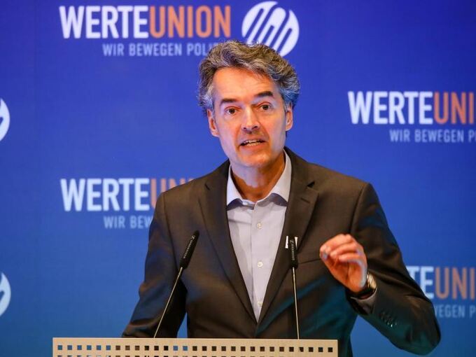 Alexander Mitsch (CDU) steht am Rednerpult