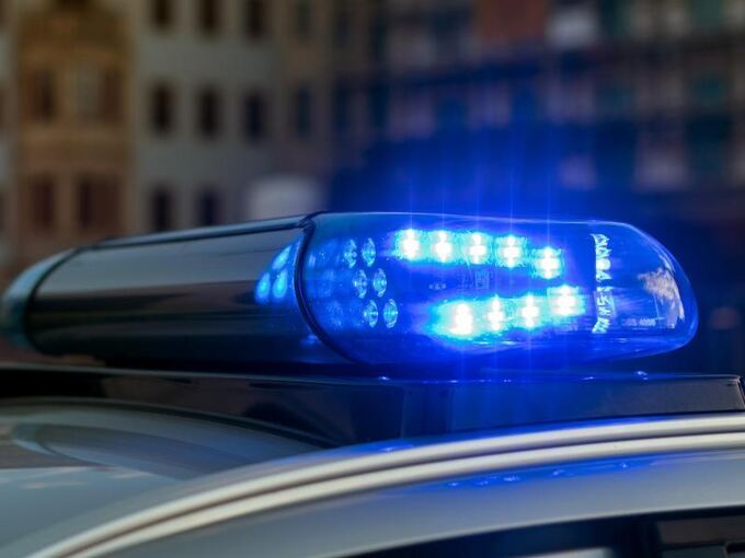 Leuchtendes Blaulicht auf einem Fahrzeug der Polizei