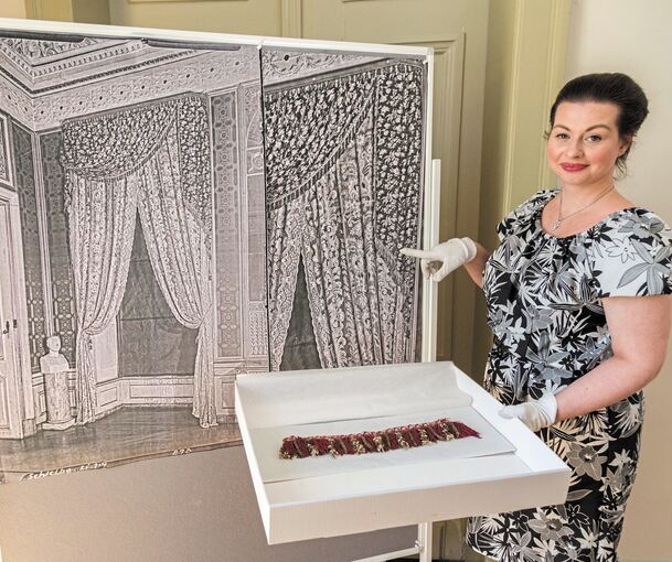 Patricia Peschel zeigt ein Stück der im Original erhaltenen Fransenborte eines Vorhangs. Sie konnte dem ursprünglichen Textil zugeordnet werden mittels einer Abbildung, die über eine erhaltene Fotoglasplatte in einem aufwendigen Verfahrenen gewonnen