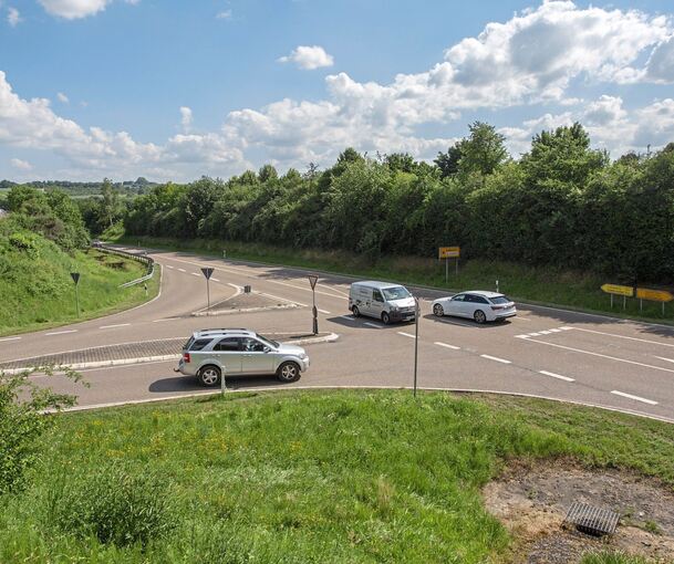 Einst galt an der Einmündung nur Vorfahrt achten, inzwischen steht dort ein Stoppschild. Nun wird die Stelle weiter entschärft.