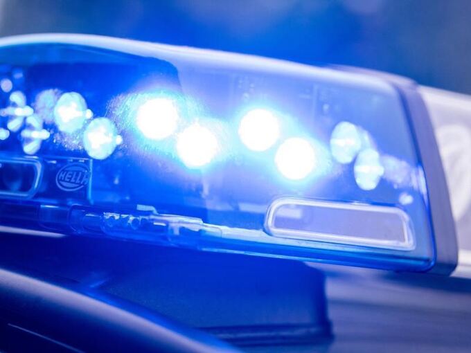 Ein Blaulicht leuchtet an einer Polizeistreife
