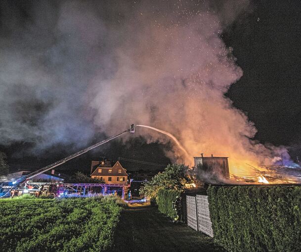 In Rielingshausen steht in der Nacht zu Donnerstag eine Werkstatt in Flammen. Rund 85 Feuerwehrleute bekämpfen den Brand. Am Tag danach ist nur noch eine Ruine übrig. In Affalterbach steht die Wache unter Wasser. Einsatzkräfte kämpfen hier gegen die