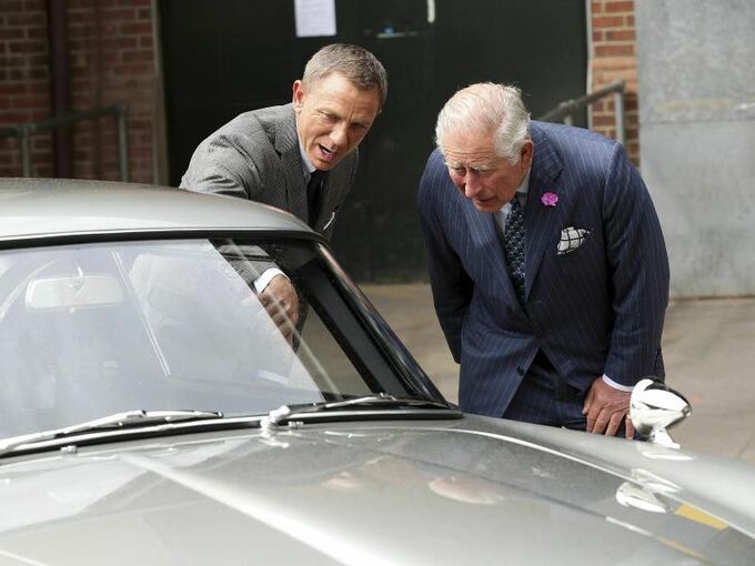 Prinz Charles Besucht Daniel 007 Craig Am Filmset