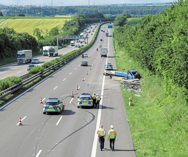 Ein Lastwagenfahrer hat sich auf der Autobahn 81 zwischen Mundelsheim und Pleidelsheim mit seinem Sattelzug überschlagen. Während der Lkw-Fahrer leicht verletzt wurde, erlitt sein Beifahrer tödliche Verletzungen, sagte ein Polizeisprecher am Morgen.