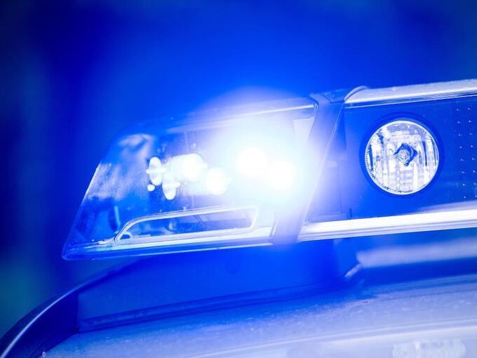 Ein Blaulicht leuchtet auf einem Polizeiauto
