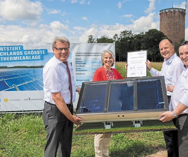 Nun steht dem Bau der größten Solarthermie-Anlage Deutschlands nichts mehr im Wege: Die Stadtwerke Ludwigsburg-Kornwestheim haben feierlich die Baugenehmigung entgegengenommen. Damit kann der Bau des 14 800 Quadratmeter großen Kollektorfelds auf dem