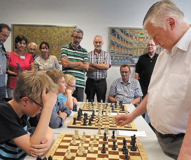 Schachweltmeister Anatoli Karpow beim königlichen Spiel.