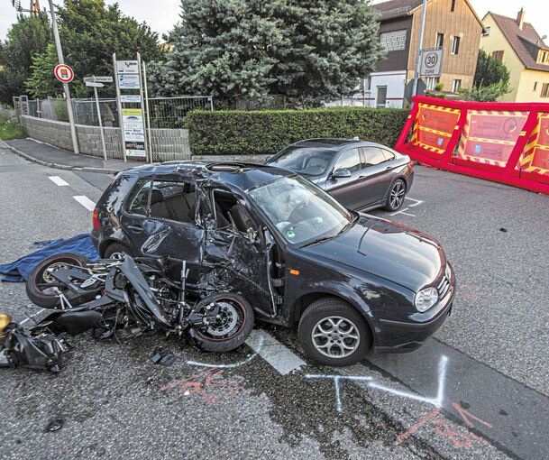 Zu einem schweren Verkehrsunfall mit tödlichem Ausgang kam es gestern Abend kurz vor 19.30 Uhr in Tamm. Eine 38-jährige Fahrerin eines VW Golf befuhr die Asperger Straße aus Richtung Asperg in Richtung Tamm. An der Einmündung zur Hofäckerstraße wollt