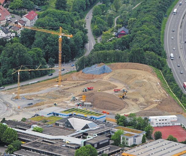 Große Baustelle neben der Autobahn: Die Baggerfahrer heben die Baugrube für die neue Oscar-Paret-Schule aus und modellieren das Gelände. Foto: Werner Kuhnle