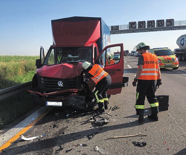 Einsatzkräfte am Unfallort. Foto: Feuerwehr Asperg