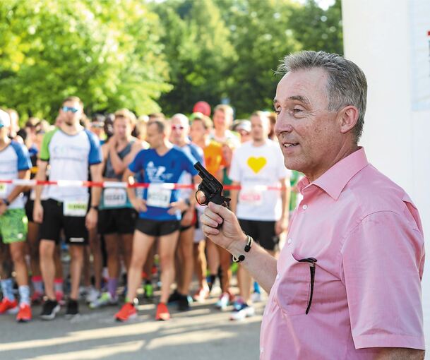 Landrat Haas „bewaffnet“.