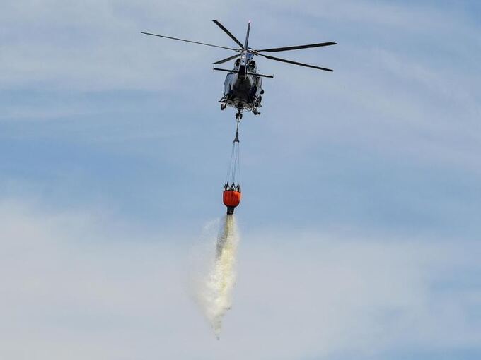 Ein Hubschrauber bekämpft Feuer