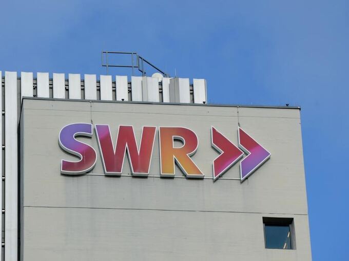 Das Logo des SWR ist auf einem Gebäude zu sehen