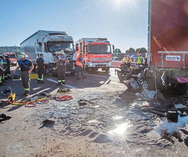 Zu einem tödlichen Unfall kam es gestern gegen 17.45 Uhr auf der Autobahn 81 Richtung Heilbronn zwischen dem Engelbergtunnel und Feuerbach. Nach ersten Erkenntnissen der Polizei musste ein Sattelzug auf dem rechten Fahrstreifen aufgrund der Verkehrsl