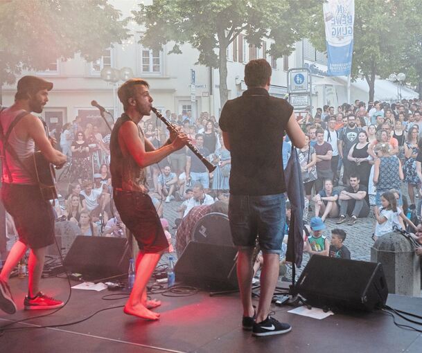 Live-Musik und heiße Stimmung beim Marktplatzfest. Foto: Holm Wolschendorf