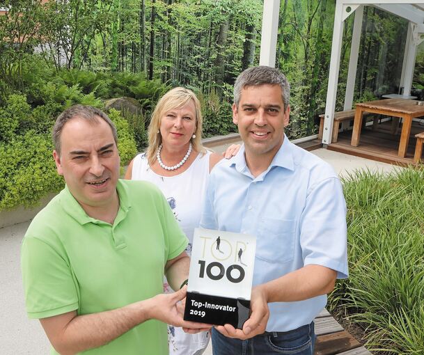 Präsentieren den Preis in ihrer Gartenoase: Wolfgang Witzany, Petra Noz und Markus Noz (von links). Foto: Ramona Theiss