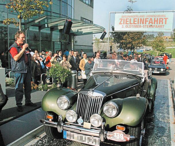 Das freut Besitzer und Zuschauer: Im Ziel werden die automobilen Liebhaberobjekte einzeln vorgestellt.Archivfoto: Alfred Drossel