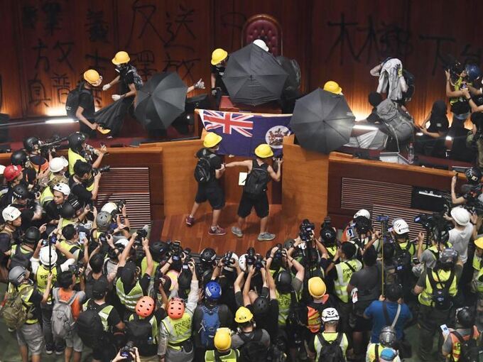 Demonstranten im Hongkonger Parlament
