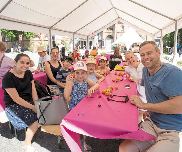 Viel Freude an den pinken Tischen im Hof des Kunstzentrums. Foto: Holm Wolschendorf