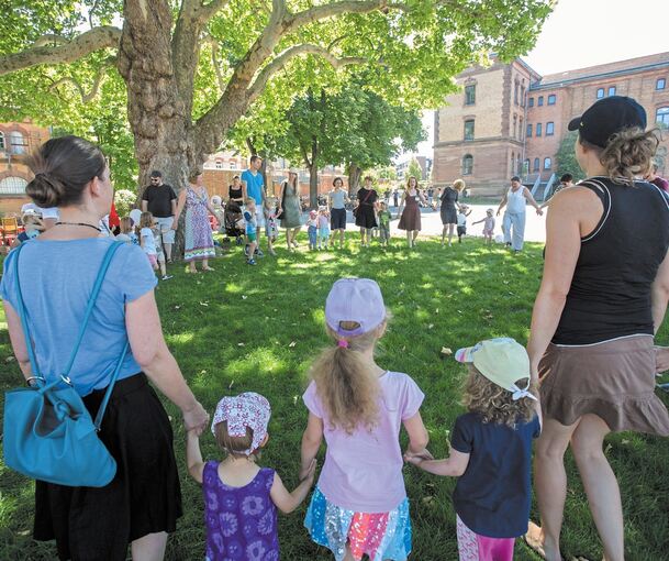 Zwergenmusik im Schatten der Platane. Foto: Holm Wolschendorf