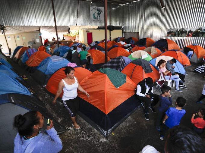 Migranten in einem Zeltlager
