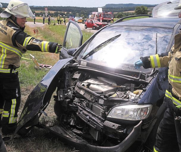 Bei einem Unfall zwischen Freudental und Hohenhaslach wurden am Samstagnachmittag zwei Personen schwer verletzt. Gegen 13.40 Uhr bog ein 81-jähriger Opel-Fahrer aus dem „Promillesträßchen“ von Kleinsachsenheim her auf die Landesstraße ein, um nach Fr