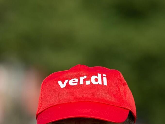 Ein Mann trägt eine Mütze mit dem Verdi-Logo