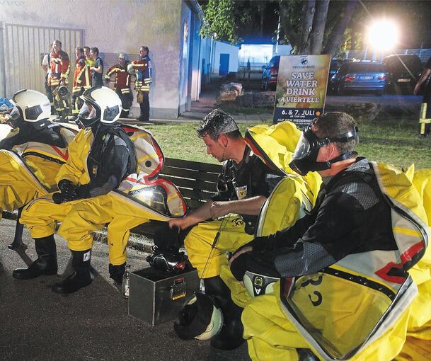 Großeinsatz: Mehr als 100 Rettungskräfte sind am Freitagabend vor Ort. Foto: Alfred Drossel