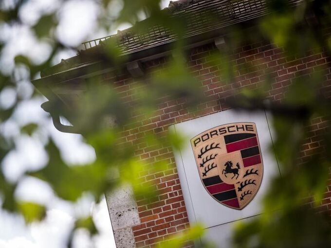 Das Logo von Porsche ist an einem Gebäude zu sehen