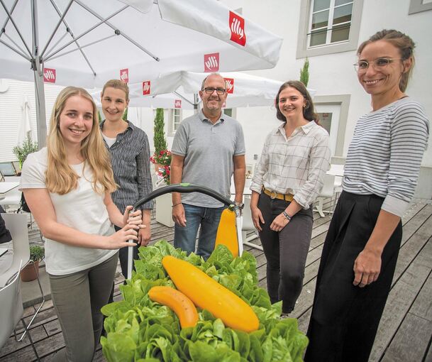 Mitarbeiter des Museums präsentieren das frisch geerntete Gemüse. Knapp 100 Salatköpfe wurden geerntet.Fotos: Holm Wolschendorf