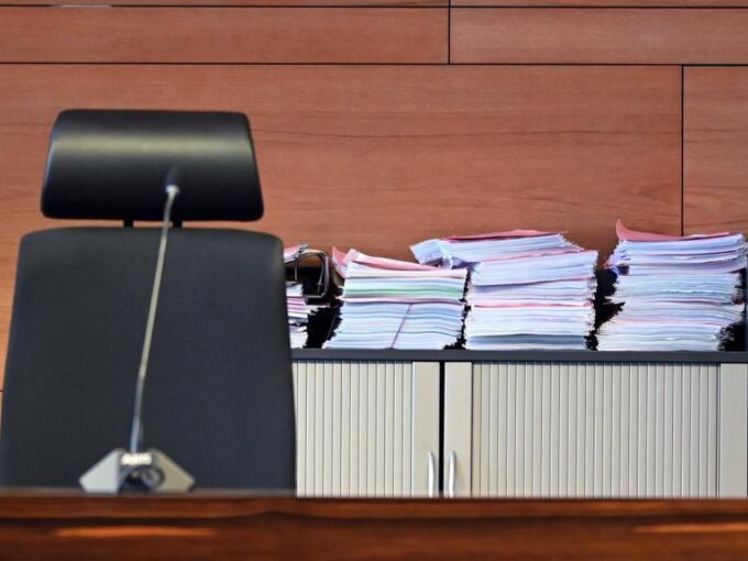 Akten im Gerichtssaal im Landgericht Freiburg