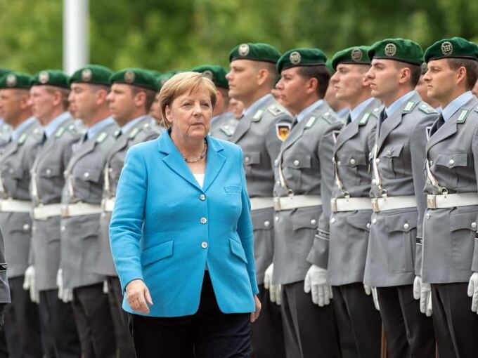 Merkel im Ehrenhof des Bundeskanzleramts
