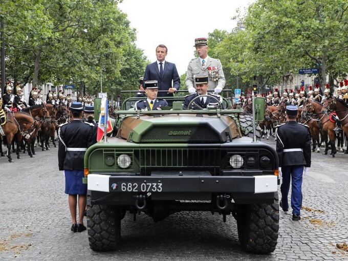 Macron im Kommandowagen