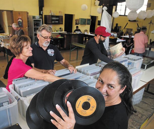 Musikgeschichte in den Händen: Bei der Vinyl- und CD-Börse in der Wagenhalle kommen Sammler auf ihre Kosten. Foto: Alfred Drossel