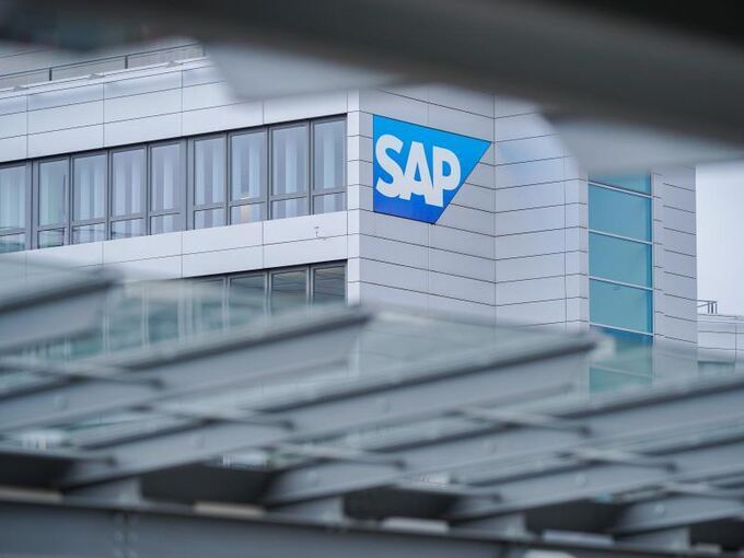 Firmenlogo hängt an Konzernzentrale des Softwarekonzerns SAP