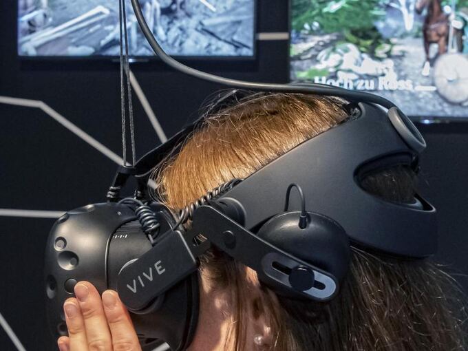 Nutzerin hat im Expolab eine VR-Brille auf