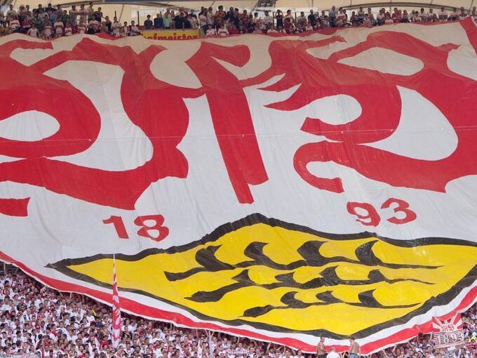 Ein Banner mit dem Logo des VfB Stuttgart